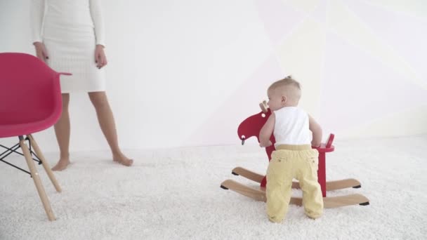 Pequeño bebé corriendo por la habitación — Vídeo de stock