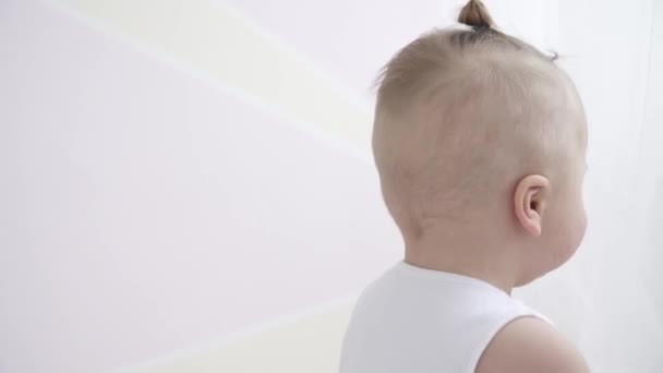 Rolig liten pojke leker med vita gardiner, närbild — Stockvideo