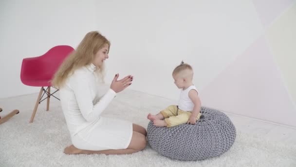 Joven madre aplaudiendo las manos con su pequeño bebé — Vídeos de Stock