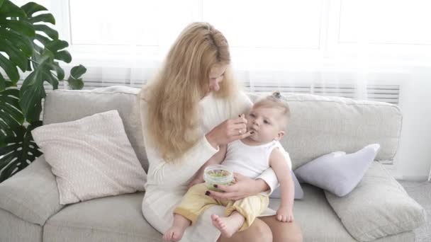 Mladá matka krmení její rozkošný malý chlapeček — Stock video