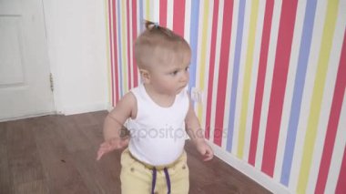 Küçük bebek çocuk odanın etrafında yürüyüş