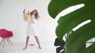 Anne spor salonu exersice onun erkek bebek yapar.