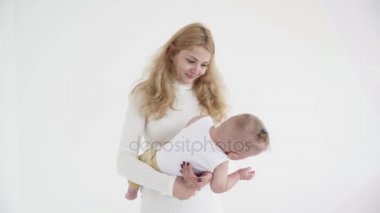 Genç anne ağlayan küçük bebek oğlu üzerinde elele