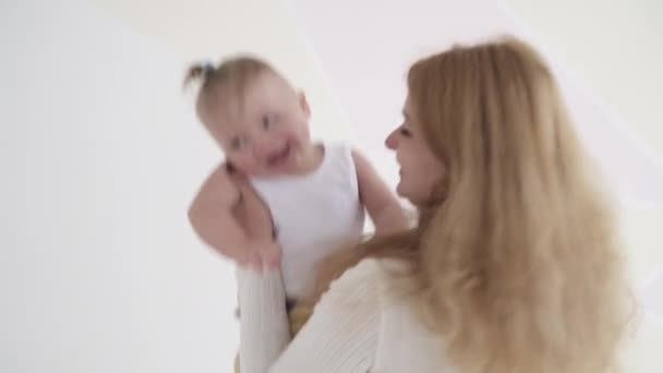 Νεαρή μητέρα κρατώντας το μωρό αγόρι στα χέρια, κοντινό πλάνο — Αρχείο Βίντεο