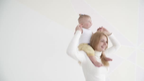 Menino pequeno sentado em seus ombros mães — Vídeo de Stock