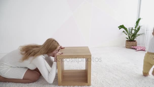 Niño pequeño coronando y explorando la habitación — Vídeo de stock