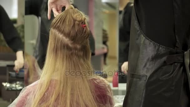 Kapsalon de haren sluizen splitsen voordat het, close-up kleurplaten — Stockvideo