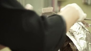 Sarı saçlı closeup sürüleri boyama Kuaför