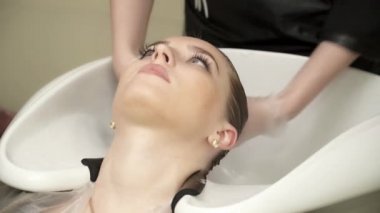 Kadın saçlarını Kuaför tarafından yıkanmış geçiriyor