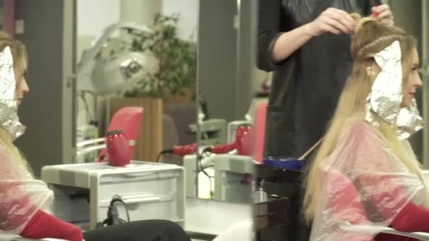 Il parrucchiere che arrossisce greggi di donne in salone di capelli — Video Stock