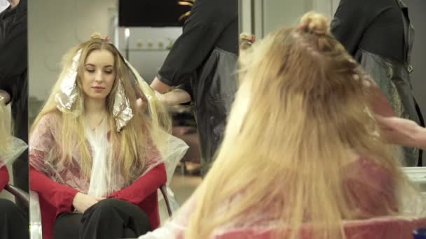 Frisören färg flockar av kvinnans hår — Stockvideo
