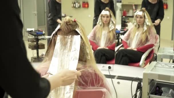 O cabeleireiro que colore bandos de cabelo de mulheres — Vídeo de Stock