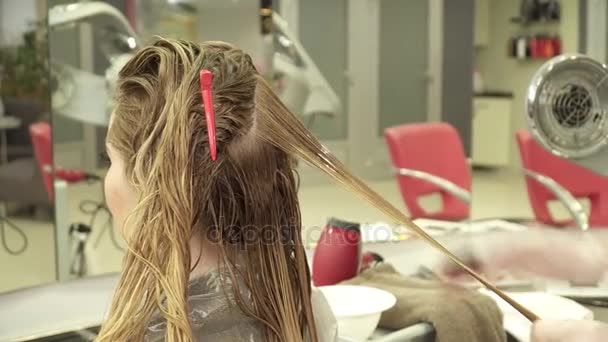 Kadeřník, příprava mokré vlasy účes v salonu — Stock video