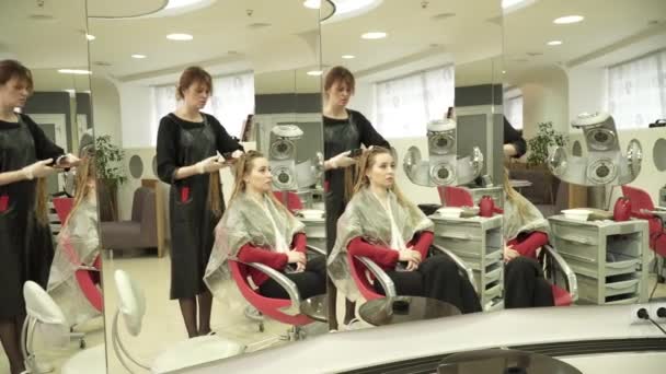 Kadeřník, který připravuje mokré vlasy ostříhat před zrcadlem — Stock video