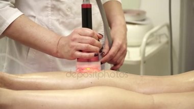 Şevval Özçelik Güzellik bir vakum masaj yapıyor