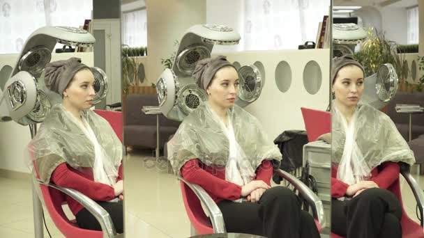 Femme sèche ses cheveux dans la machine à sécher les cheveux — Video