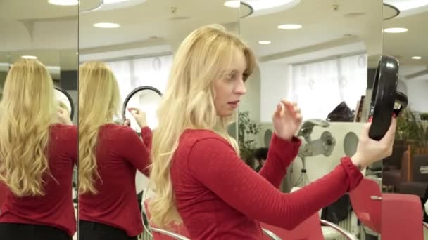 Giovane donna godendo il suo nuovo taglio di capelli allo specchio — Video Stock