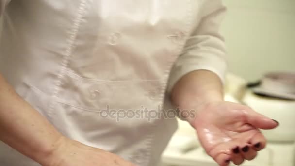 Massagist κάνοντας μασάζ ποδιών για μια νεαρή γυναίκα στον καναπέ — Αρχείο Βίντεο