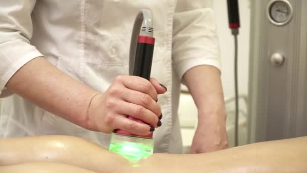 Косметик делает вакуумный массаж в салоне — стоковое видео