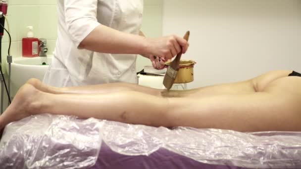 Schoonheidsspecialiste is het maken van de body-wrap — Stockvideo