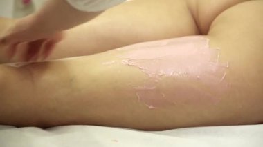 Genç kadın Depilasyon yordamı, closeup geçiriyor