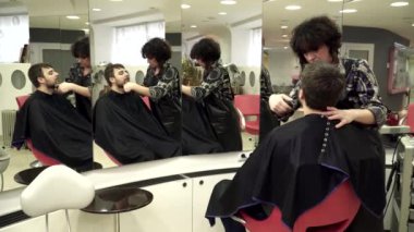 Genç adam aynanın önünde kesti onun sakalı olan