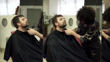 Genç adam büyük aynanın önünde kesti onun sakalı olan