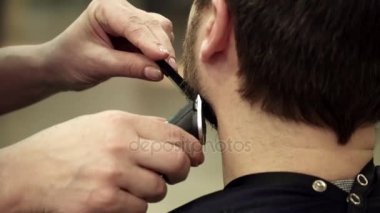 Adam Sakalını kesti, arkadan görüntüleme yaşıyor