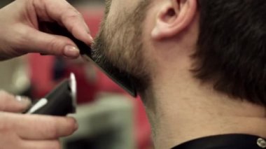 Genç adam Sakalını kesti, yandan görüntüleme yaşıyor