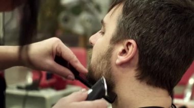 Hairdreser kesme sakal, closeup mans