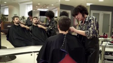 Hairdreser kesme sakal, aynada yansıması mans