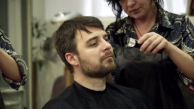 Hairdreser genç kesim sakal mans