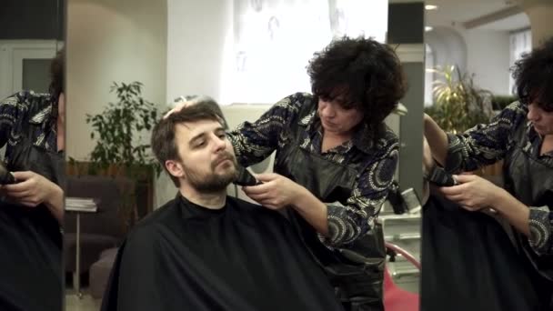 Man is having his beard cut in salon — Stock Video