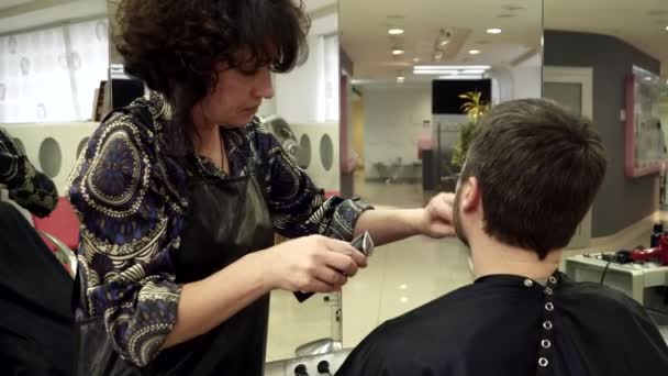 Hairdreser is snijden mans baard — Stockvideo