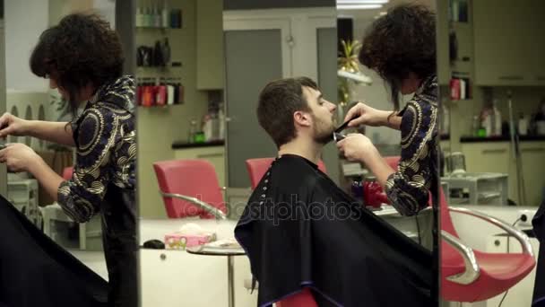 Hairdreser kesme sakal aynanın önünde mans — Stok video