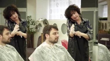 Hairdreser kırparak Evet sakal wlile adamın