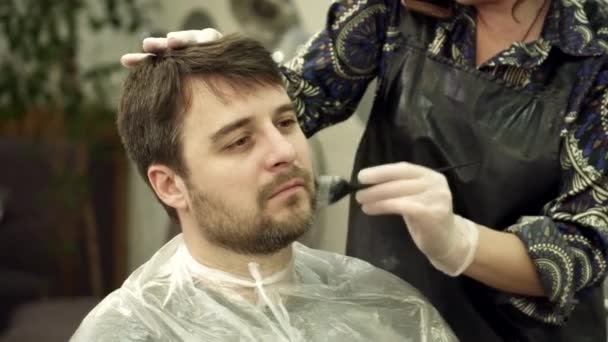 Cabeleireiro é colorir homens barba — Vídeo de Stock