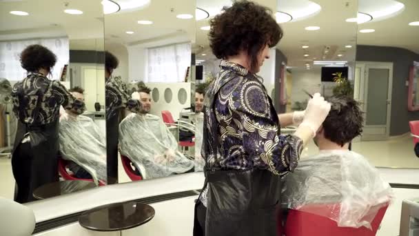 Człowiek jest o jego siwe włosy farbowane w salonie — Wideo stockowe