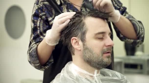 Homem está tendo seu cabelo grisalho tingido no salão de beleza — Vídeo de Stock