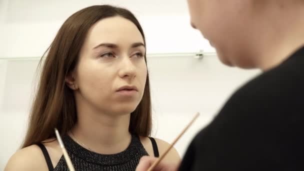 L'esthéticienne colore les sourcils pour une femme — Video