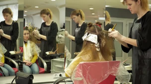 若い女性は彼女の髪を鏡の前での色を持っています。 — ストック動画