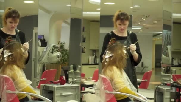 Fiatal nő van birtoklás neki szalon festett haj állományok — Stock videók