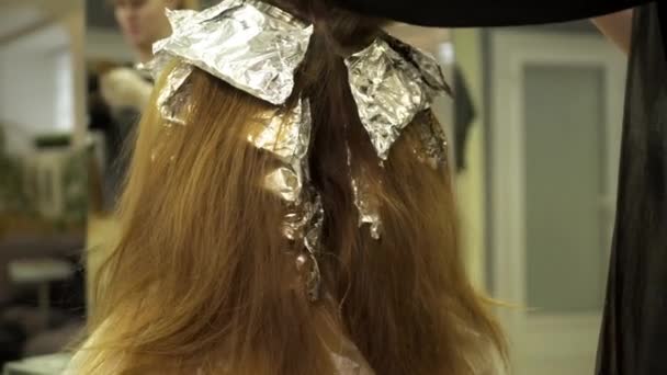 Стилист красит девушкам волосы — стоковое видео