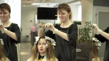 Kuaför Kız saç sürüleri ayna önünde boyama