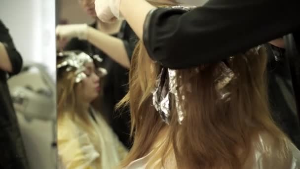 Peluquería es teñir el pelo de las niñas en salón — Vídeos de Stock