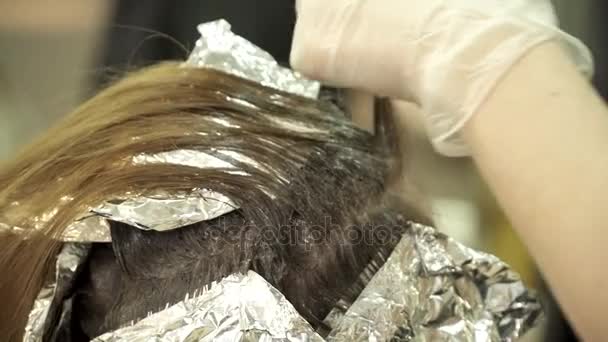 Kadeřník je barvení dívky vlasy closeup — Stock video