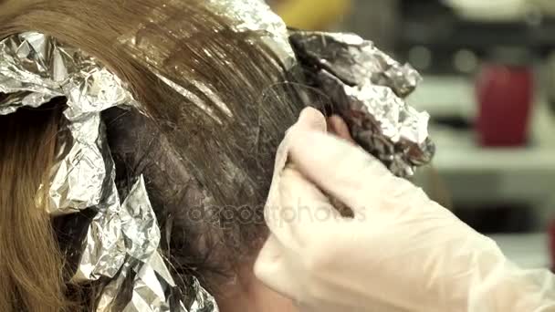 Coiffeur teint les cheveux des filles, gros plan — Video