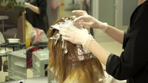 Kapper is verven meisjes haar koppels in salon — Stockvideo