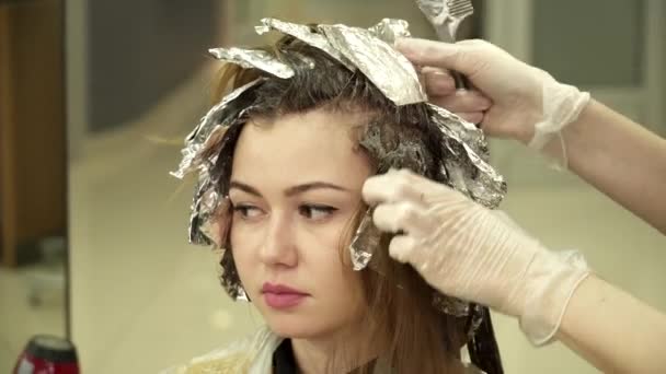 Stylist sta tingendo i capelli delle donne primo piano — Video Stock