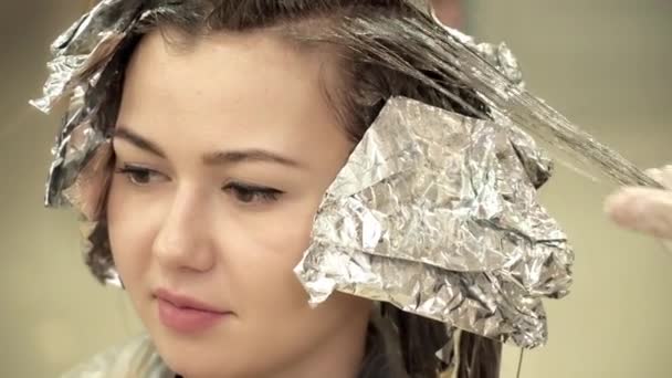 Stylist is verven womans haren in kapsalon — Stockvideo